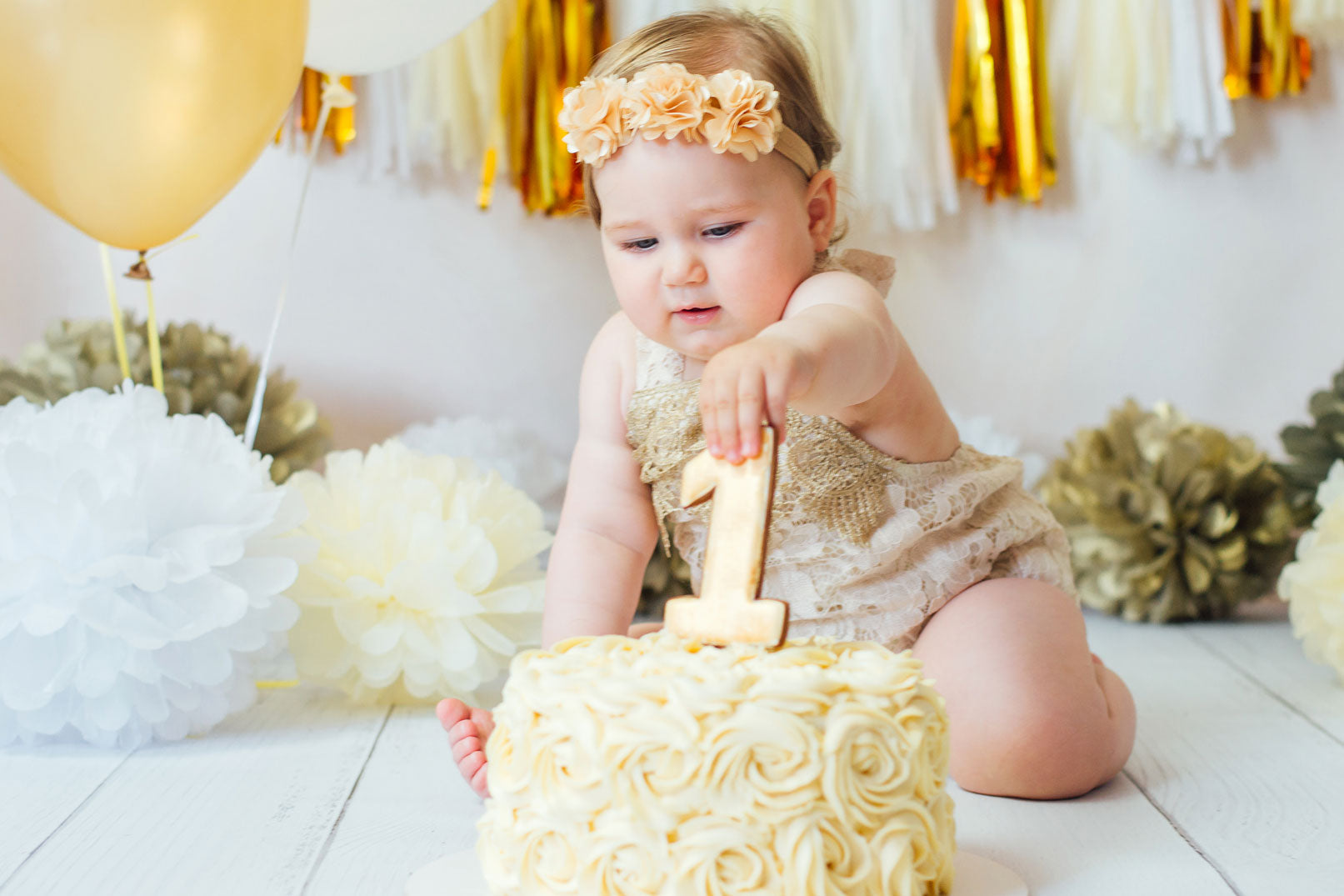 photo anniversaire enfant, 1 an. Bébé avec gâteau et bougie 1 an.