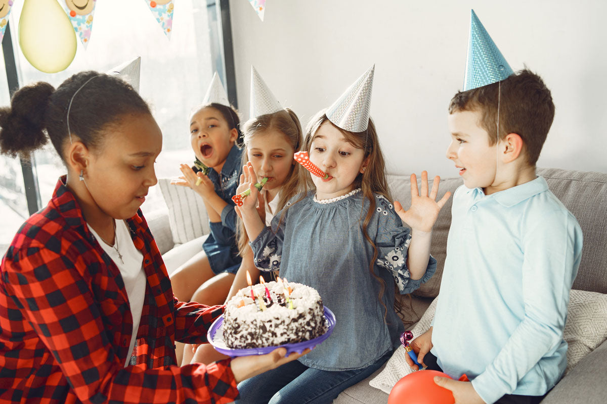 Photo anniversaire enfant, goûté : avec gâteau, bougies et 5 enfants.
