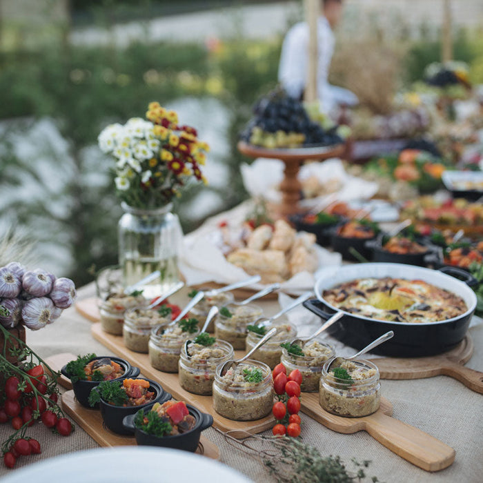 Apéro de baptême, grande table garnie de verrines et autres gourmandises salés