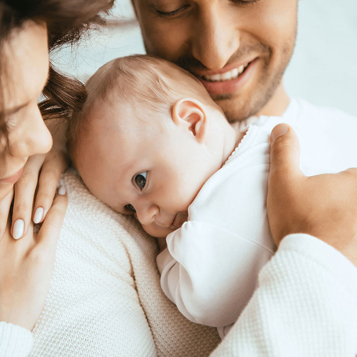 Papa et maman avec bébé dans les bras