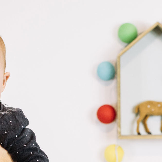 Bébé dans les bars de maman, dans une chambre d'enfant