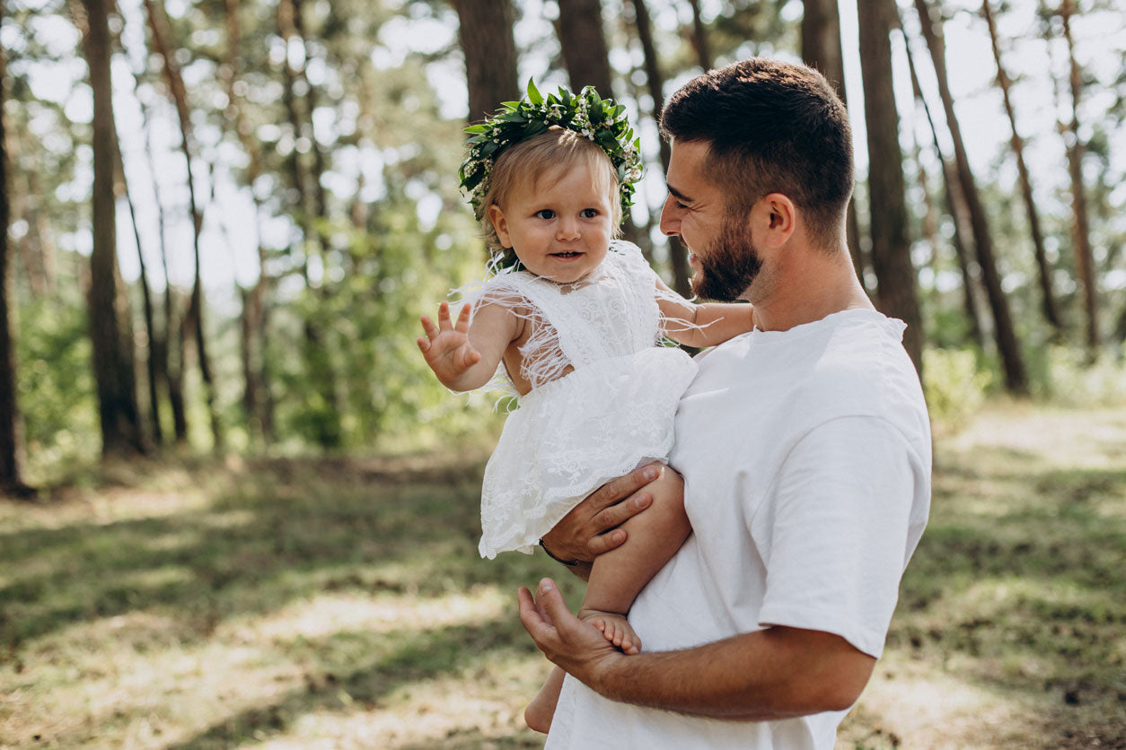 Père et fille dans ses bras, prêts pour le baptême