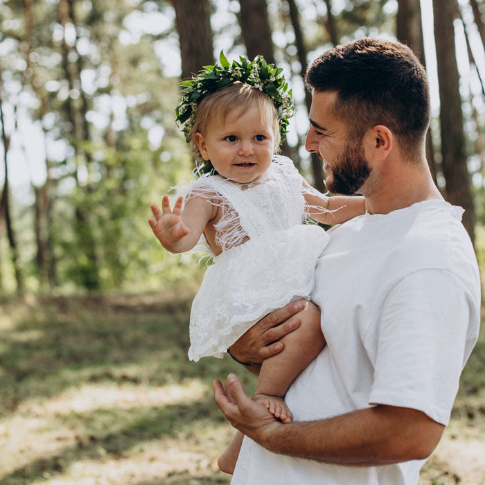 Père et fille dans ses bras, prêts pour le baptême