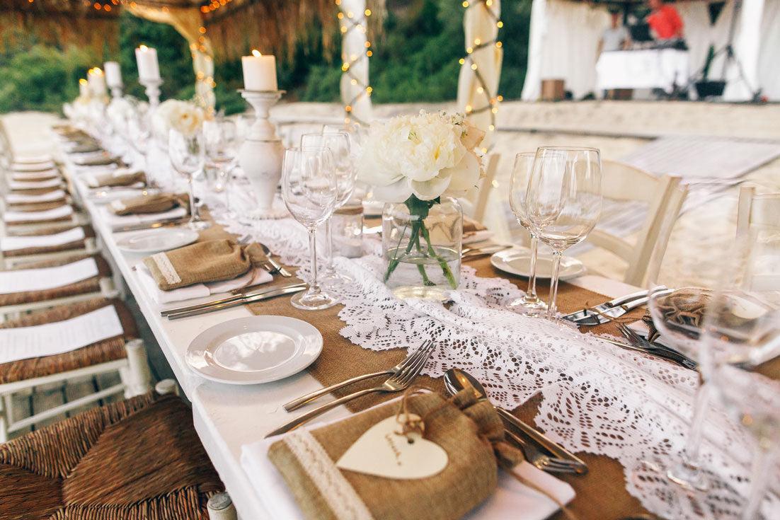 Table de mariage bohème avec matière naturelle et dentelle blanche