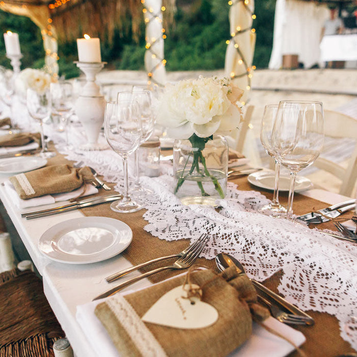 Table de mariage bohème avec matière naturelle et dentelle blanche
