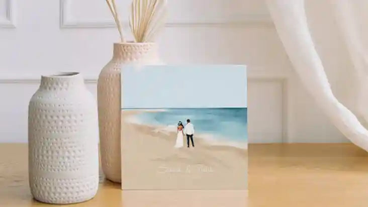 Faire-part de mariage avec une illustration de 2 mariés sur une place