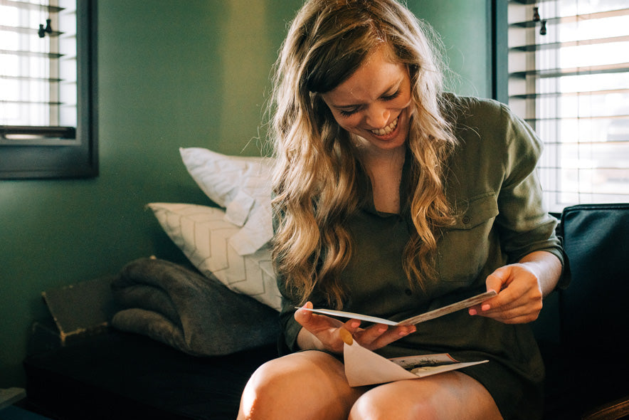 Adulte recevant une carte "joyeux anniversaire"