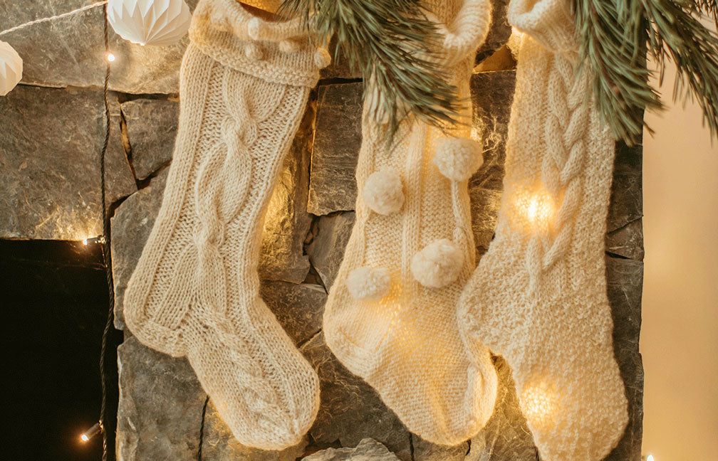 cadeau de noël, chaussette de noël au coin du feu