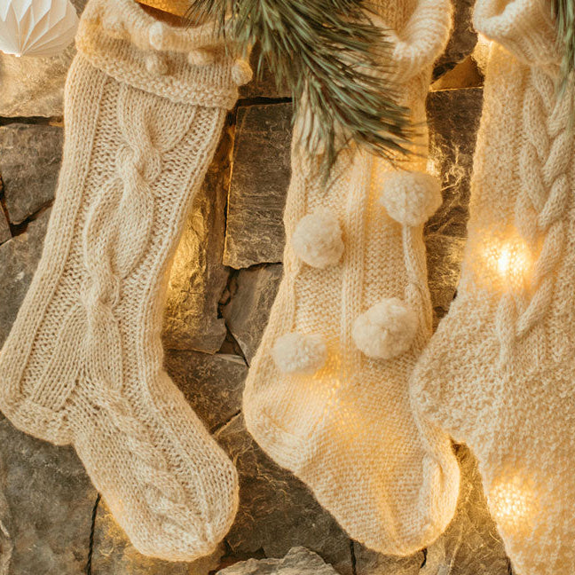 cadeau de noël, chaussette de noël au coin du feu