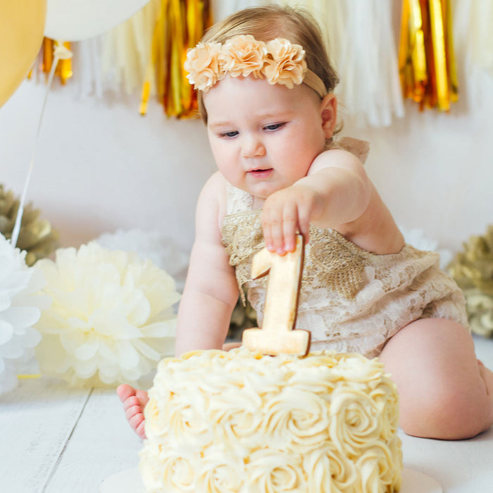 photo anniversaire enfant, 1 an. Bébé avec gâteau et bougie 1 an.