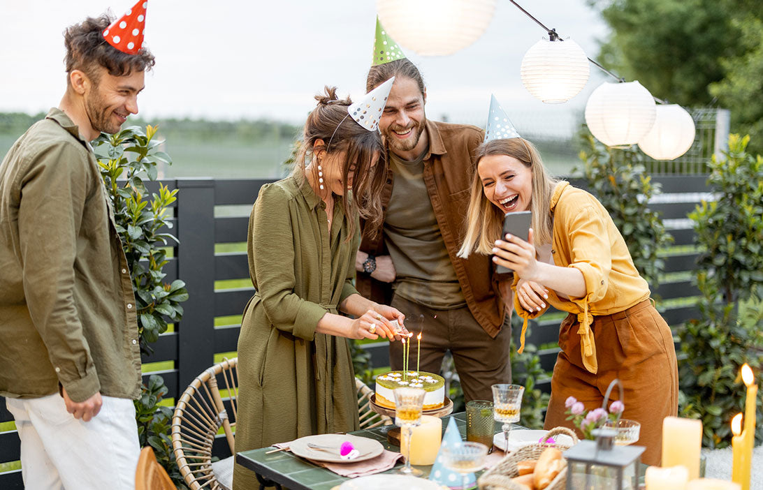 Anniversaire adulte entre amis ! Ils prennent des photos autours d'une table d'anniversaire