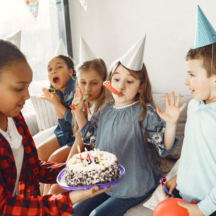Photo anniversaire enfant, goûté : avec gâteau, bougies et 5 enfants.