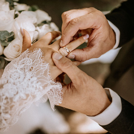 échange des anneaux de mariage, l'époux passe la bague au doigt de sa femme