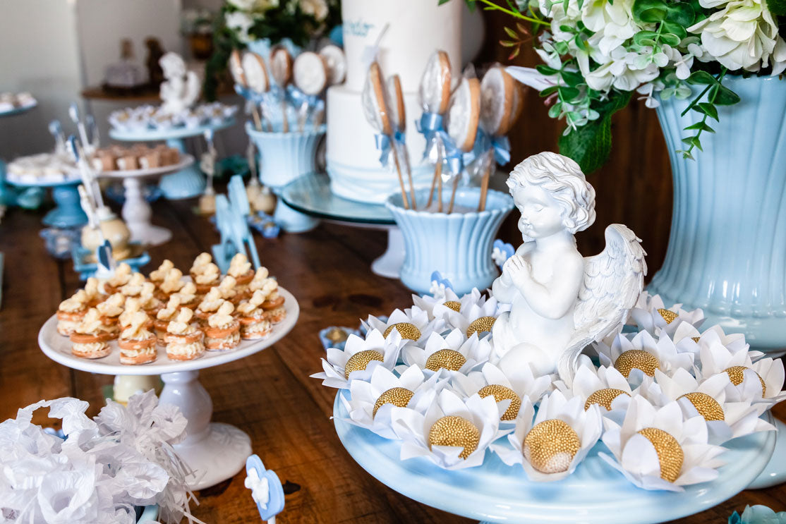 Déco de table de baptême, chic et classique avec anges et jolies couleurs bleues. Table de buffet sucré.