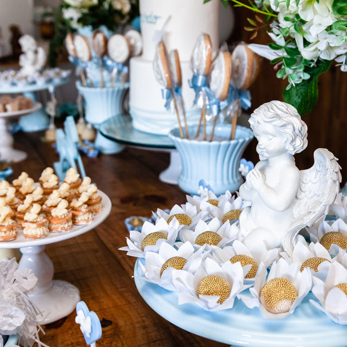 Déco de table de baptême, chic et classique avec anges et jolies couleurs bleues. Table de buffet sucré.