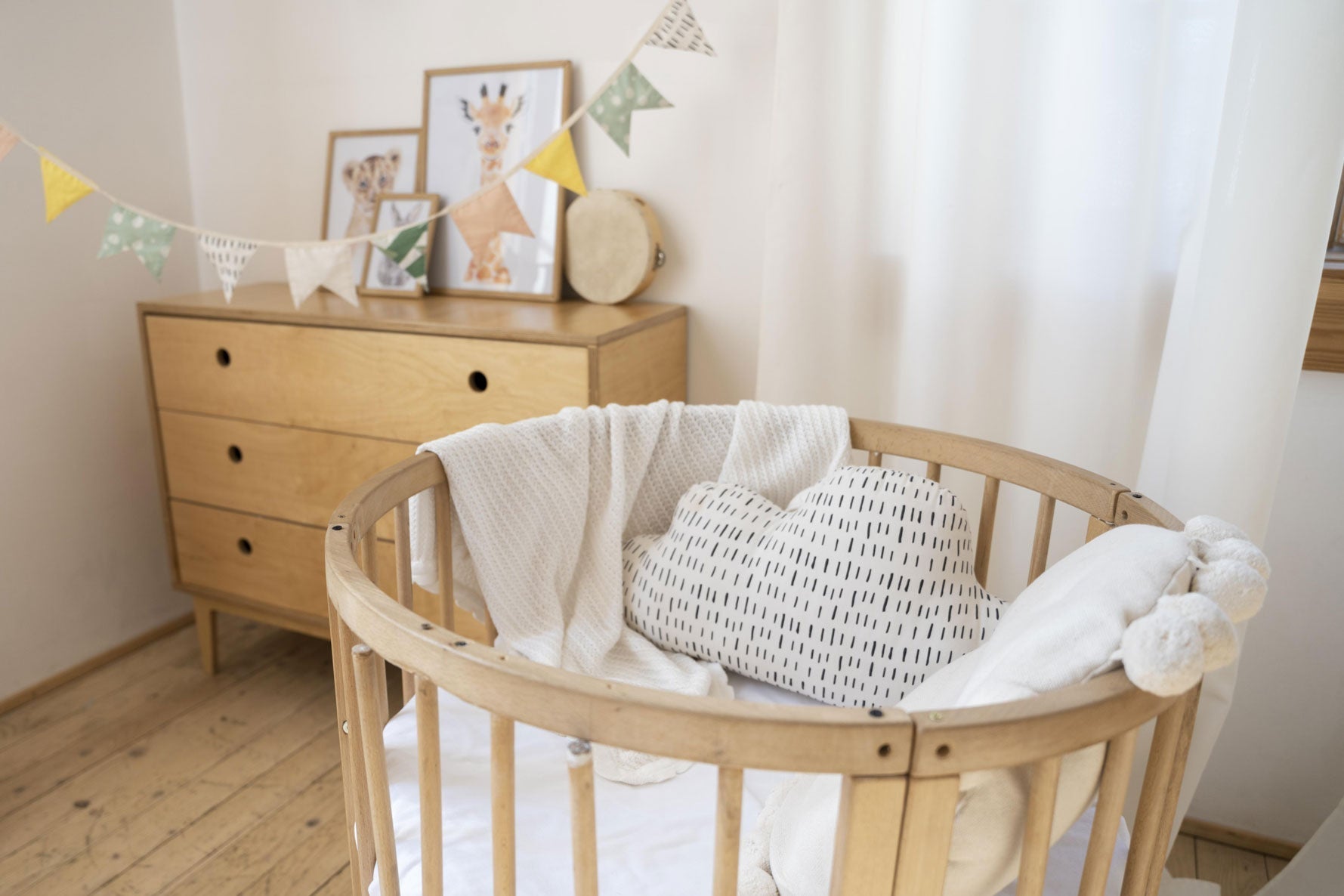 décoration chambre de bébé, petit coussin nuage et joli lit en bois