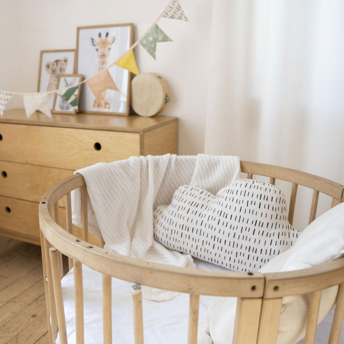 décoration chambre de bébé, petit coussin nuage et joli lit en bois
