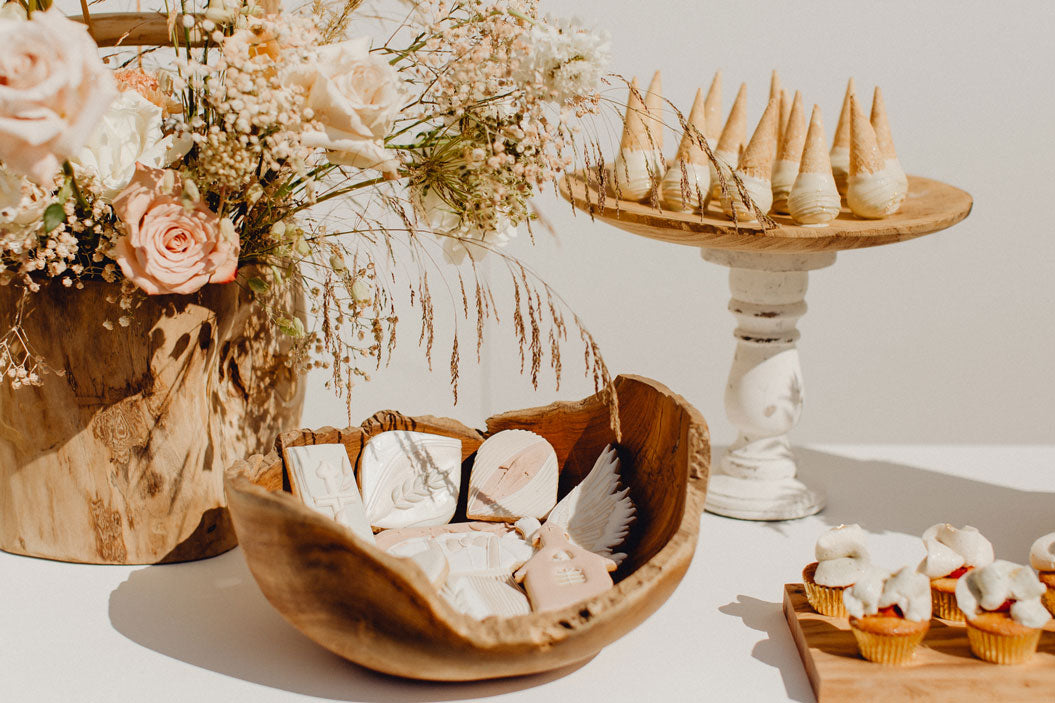 Décoration de table de baptême au style bohème avec bois, fleurs et couleurs pastels