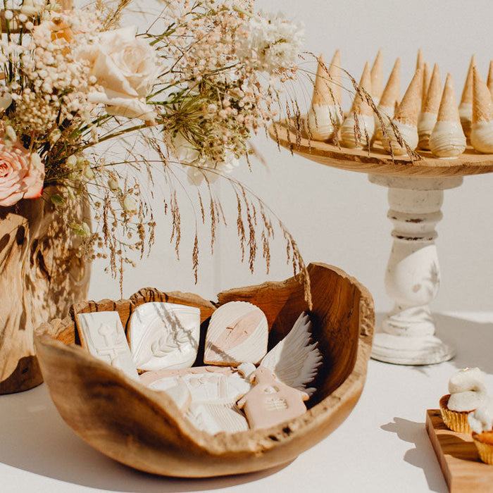 Décoration de table de baptême au style bohème avec bois, fleurs et couleurs pastels