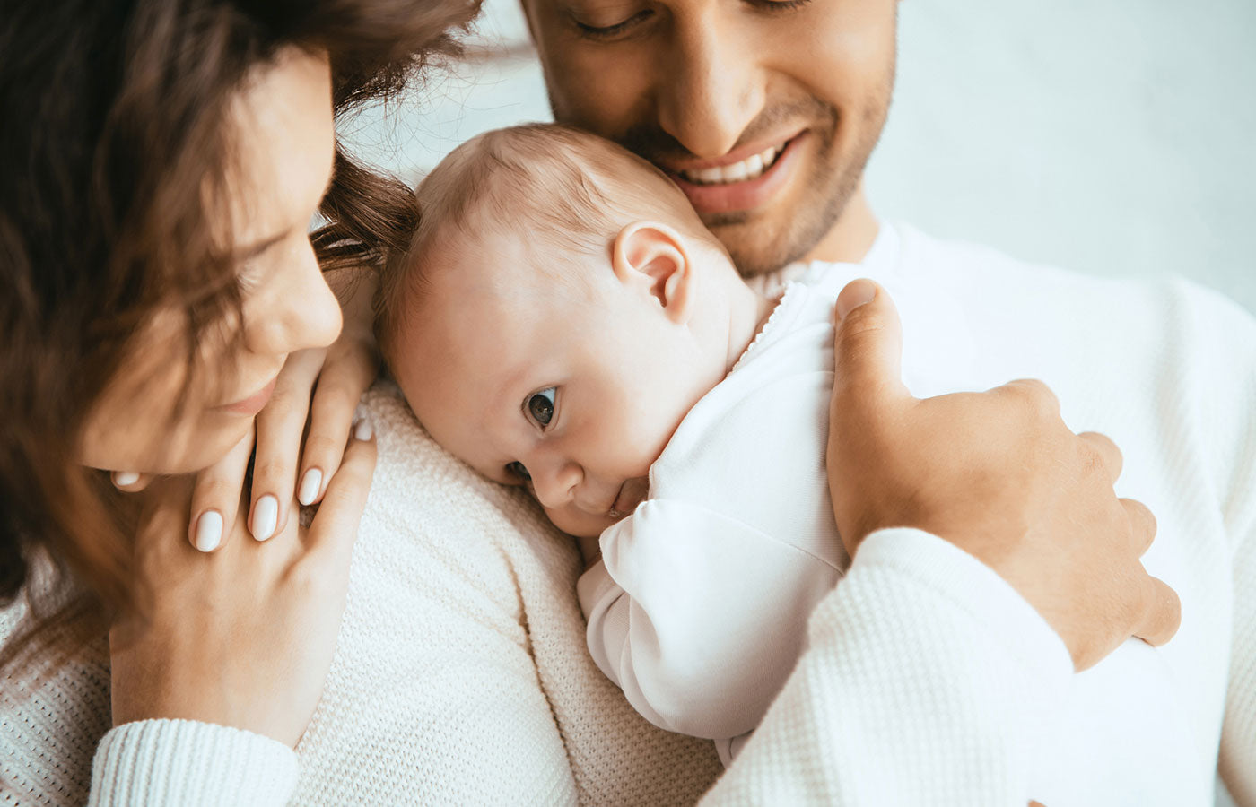 Papa et maman avec bébé dans les bras