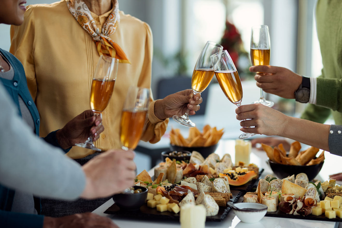 Apéro nouvel an, buffet et personnes entrain de trinquer