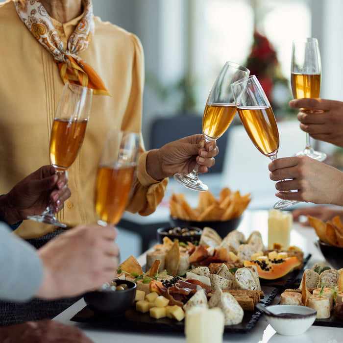 Apéro nouvel an, buffet et personnes entrain de trinquer