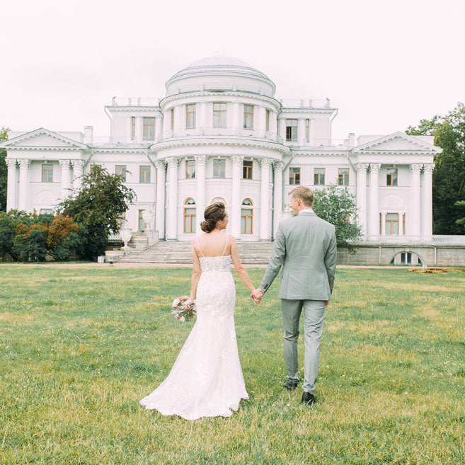 Lieux de mariage, beau domaine avec un grand parc et les mariés devant main dans la main