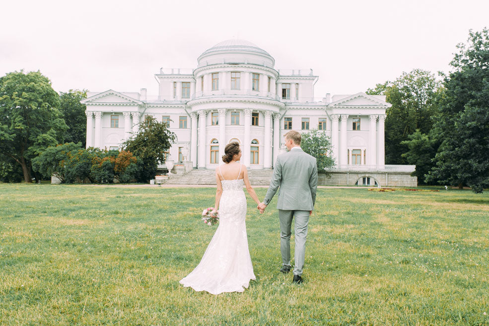 Lieux de mariage, beau domaine avec un grand parc et les mariés devant main dans la main