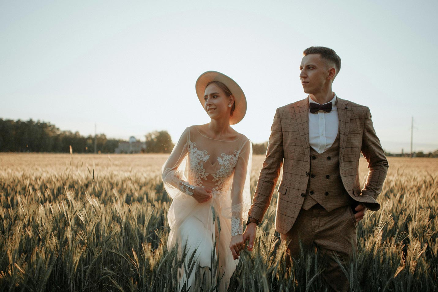 Organiser un mariage bohème : idées, tenues, déco et papeterie personnalisée
