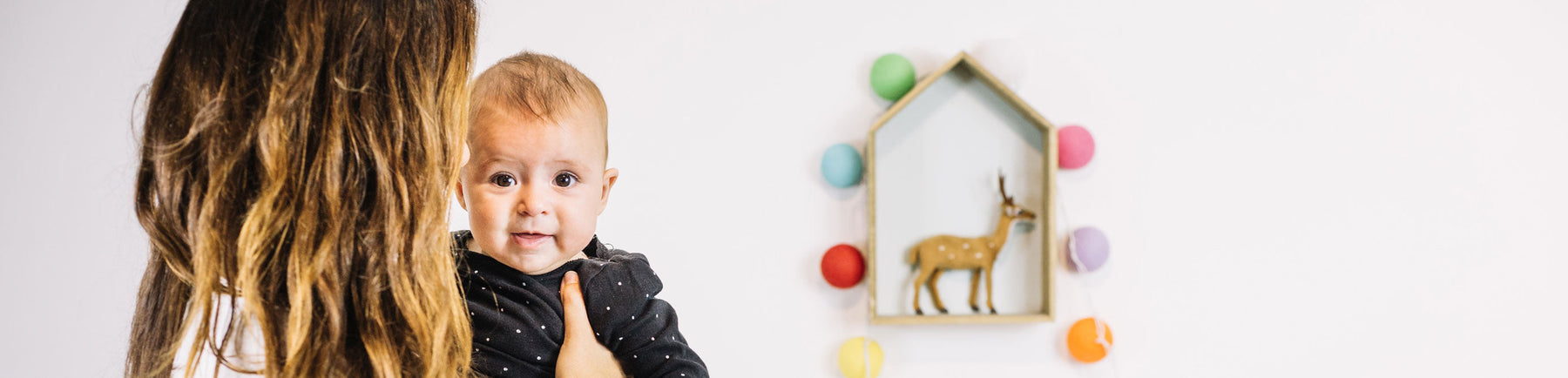 Bébé dans les bars de maman, dans une chambre d'enfant