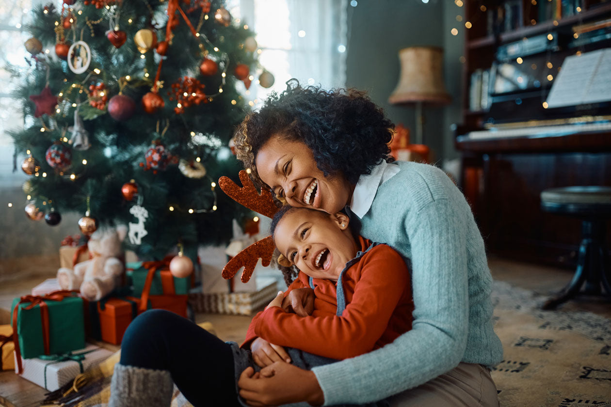 Noel en famille, mère et fille à côté du sapin