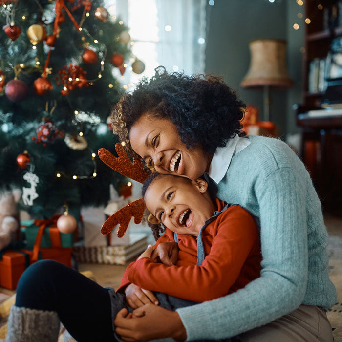 Noel en famille, mère et fille à côté du sapin
