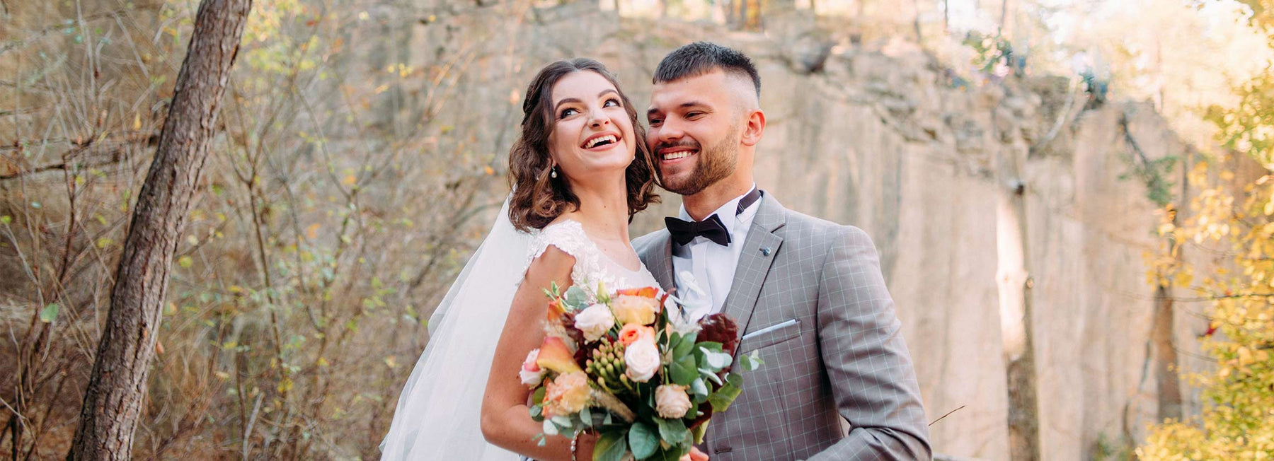 Couple de jeunes mariés heureux