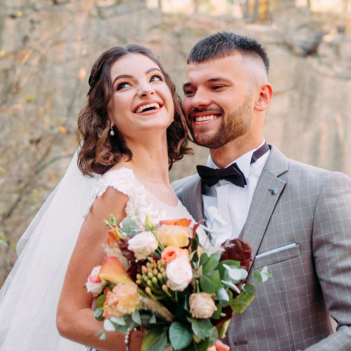 Couple de jeunes mariés heureux