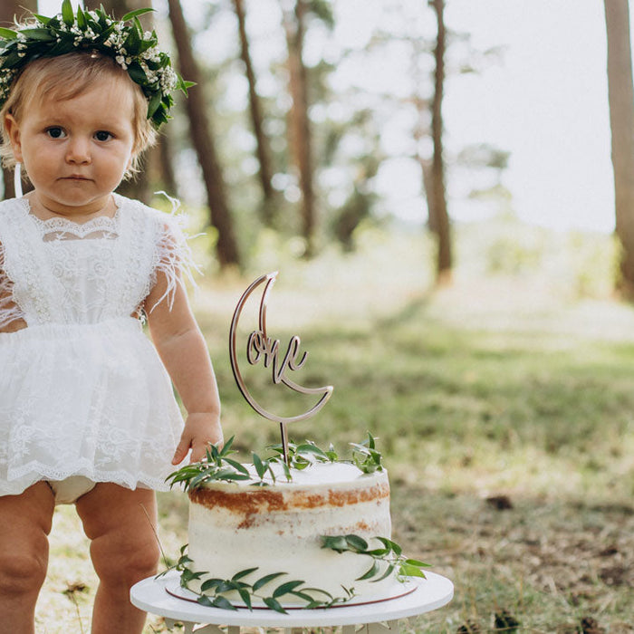 Enfant avec son gâteau d'anniversaire pour se 1 an