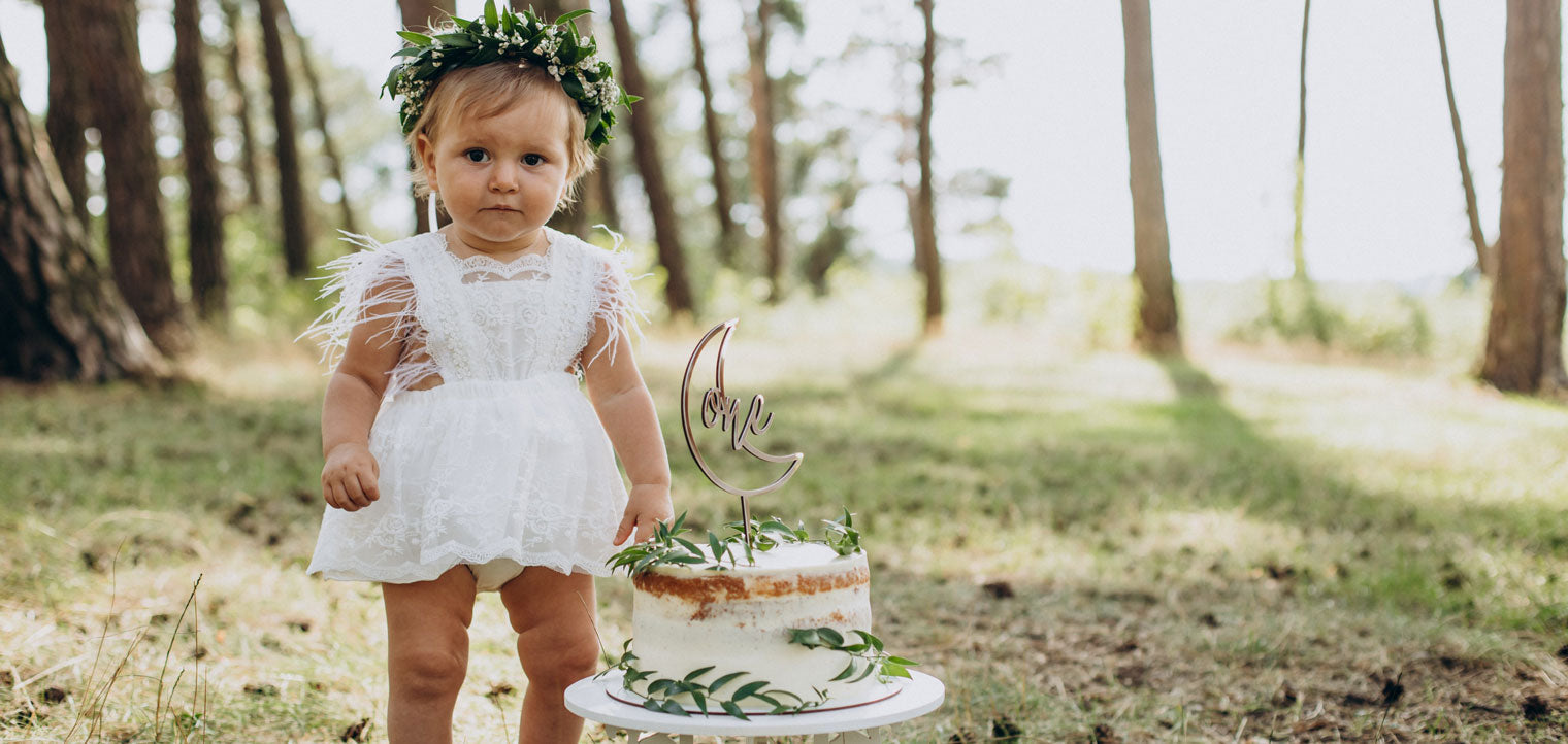 Enfant avec son gâteau d'anniversaire pour se 1 an