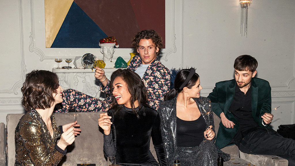 tenues de jour de l'an, fête entre amis. Tenues à paillettes et costumes.