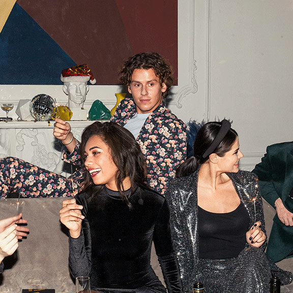 tenues de jour de l'an, fête entre amis. Tenues à paillettes et costumes.