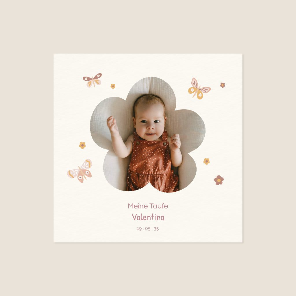 Schmetterlinge und kleine Blumen