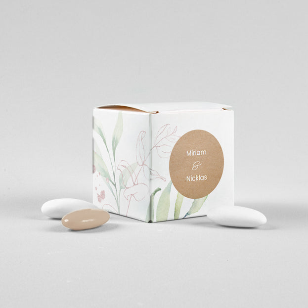 Holzkreis und rosa Eukalyptus