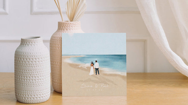 Faire-part de mariage avec une illustration de 2 mariés sur une place