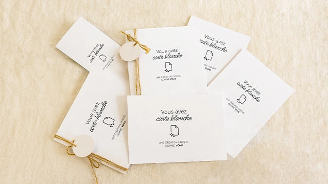 Cartes blanches 100 % personnalisables disponibles en plusieurs formats pour créer une carte unique avec vos photos, textes et illustrations.