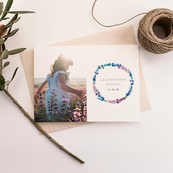 Faire-part de communion élégant avec couronne de fleurs, une invitation douce et raffinée.