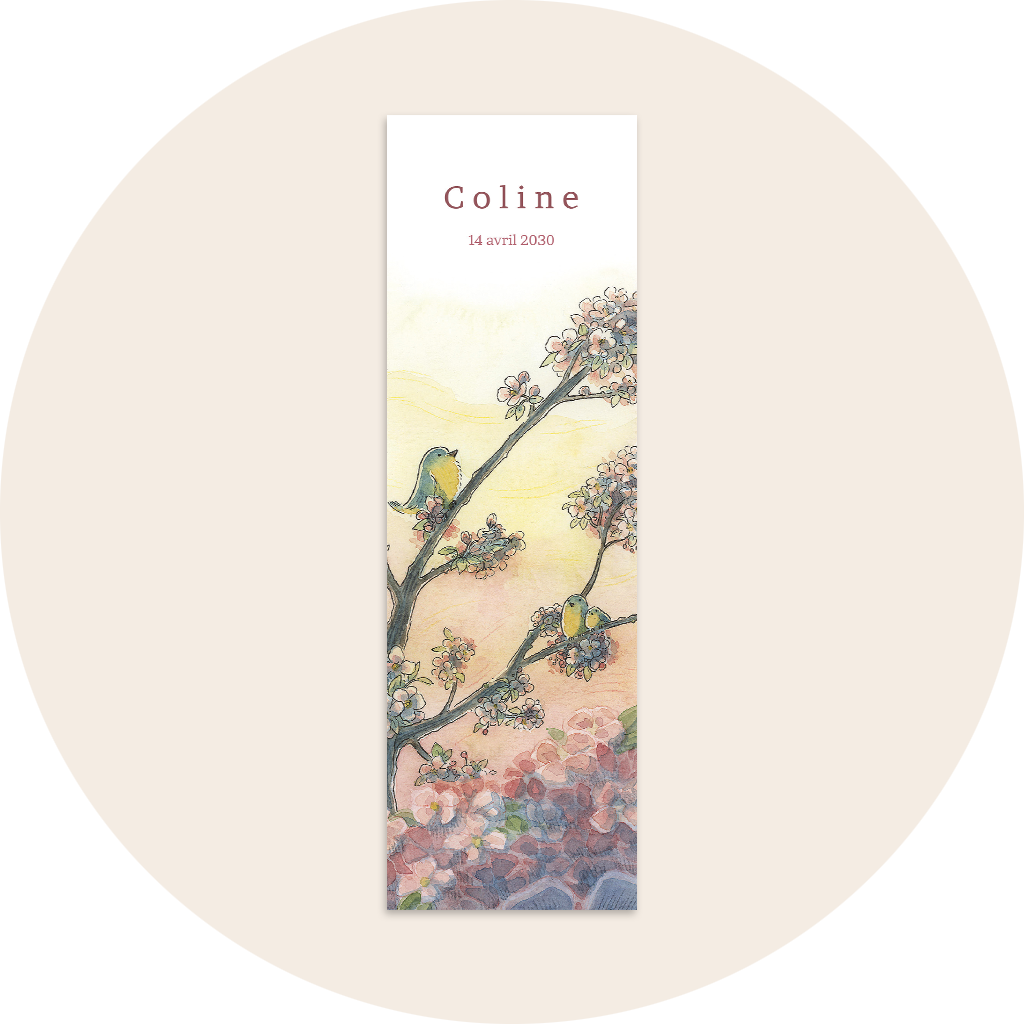 Faire-part de naissance marque-page avec un dessin à l'aquarelle de deux branche de cerisier et des petits oiseaux bleu et jaune et le prénom et la date de naissance du bébé au dessus.