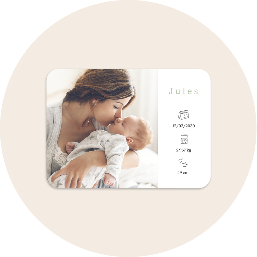 Faire-part naissance garçon, simple au format paysage avec une grande photo carrée d'une maman et son bébé à gauche et le prénom du bébé ainsi que ses informations de naissance et les pictogrammes associés à droite.