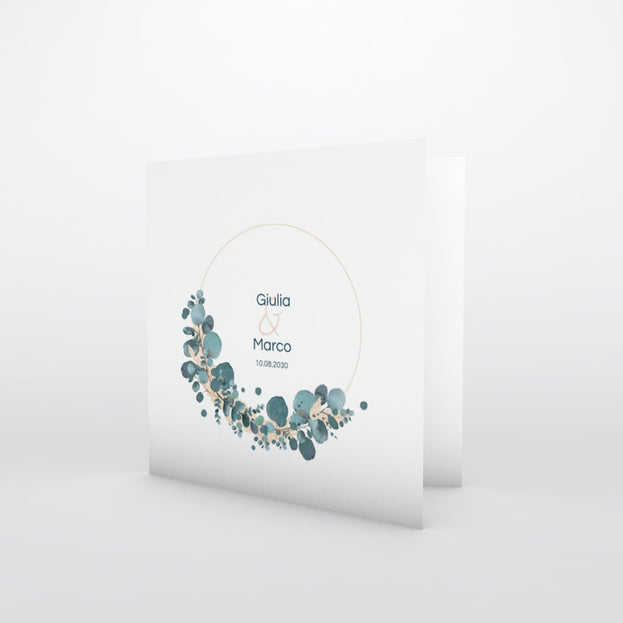 Corona eucalipto e fiori secchi