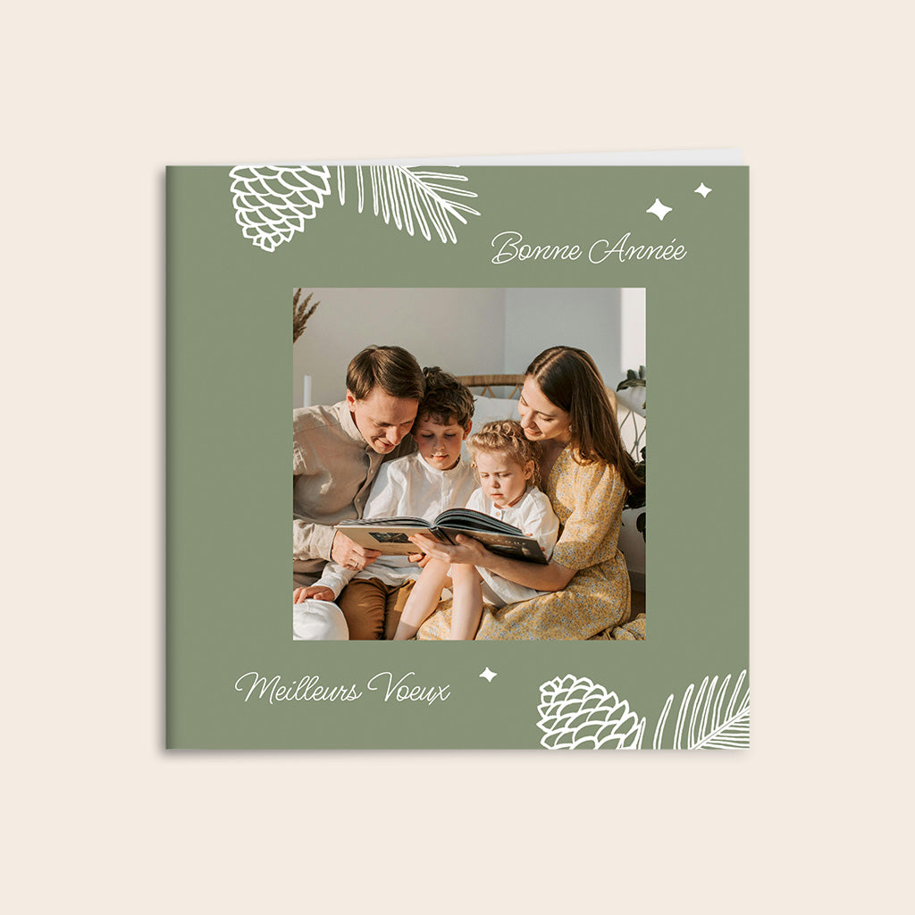 Carte de vœux au format carrée pliée, couleur verte avec des motifs de sapin et de pommes de pin blancs, une photo d'une famille au centre et deux textes "Bonne Année" et "Meilleurs Vœux" 