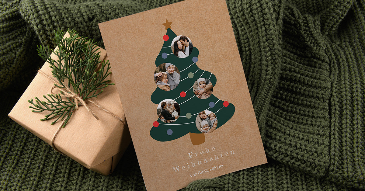 Originelle Weihnachtskarte im Hochformat, Kraftgrund, Zeichnung eines Tannenbaums und Fotos einer Familie in Form einer Weihnachtskugel.