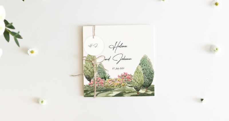 Quadratische Hochzeitseinladung mit Aquarell-Illustration von Zypressen und Blumen, mit Leinenschnur gebunden.