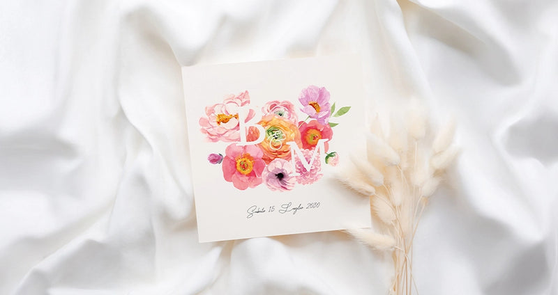 Partecipazione di matrimonio con iniziali e ranuncoli, un modello di tendenza e colorato